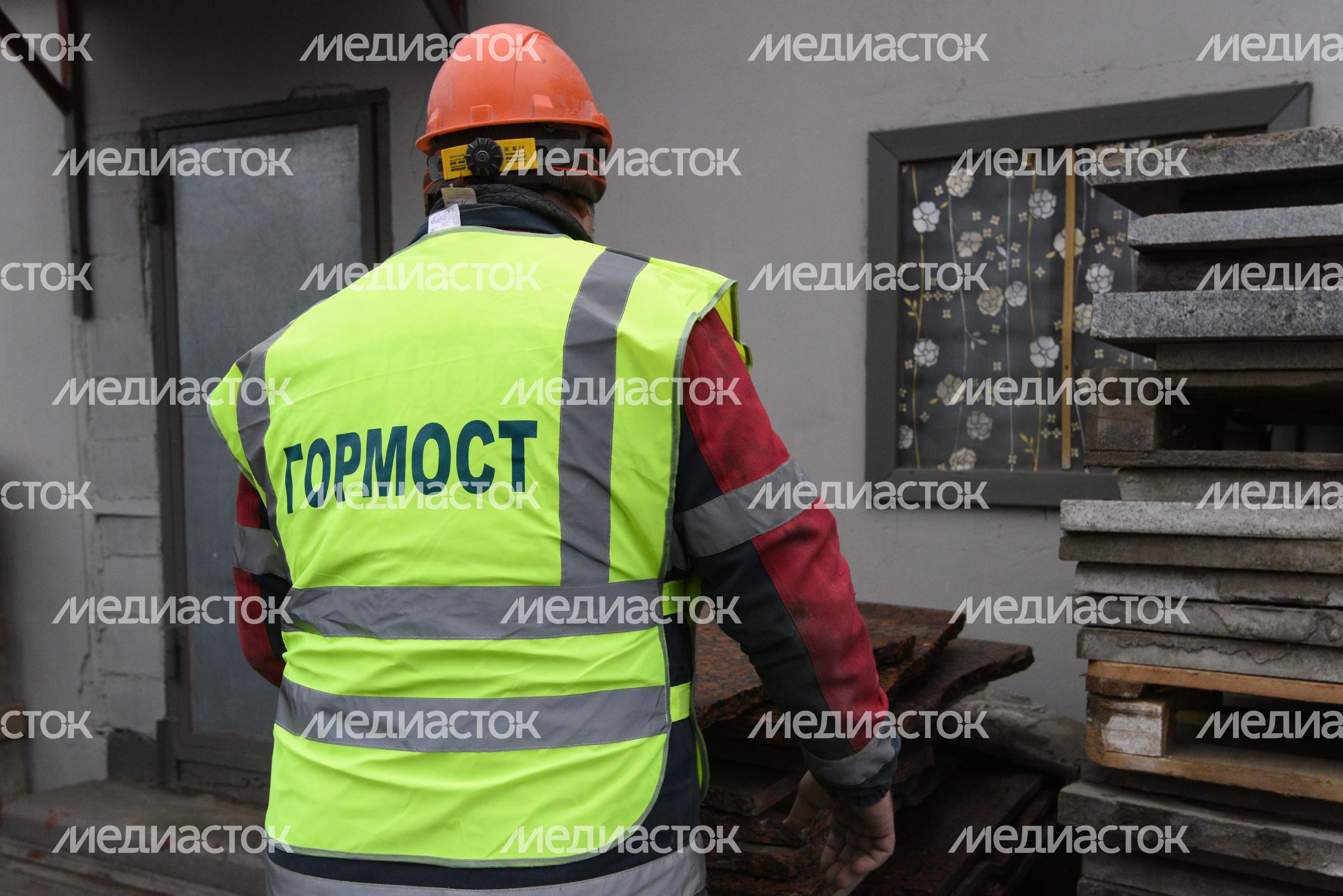 Процесс обработки гранитного камня специалистами ГБУ «Гормост» для облицовки стен подземных пешеходных переходов в Москве Процесс обработки гранитного камня специалистами ГБУ «Гормост» для облицовки стен подземных пешеходных переходов в Москве