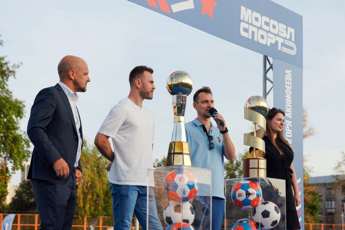 Игорь Акинфеева и министр физической культуры и спорта Московской области Дмитрий Абаренов наградили победителей