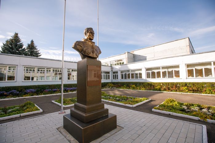 Краснознаменск. Бюст космонавта Германа Титова во дворе лицея № 1