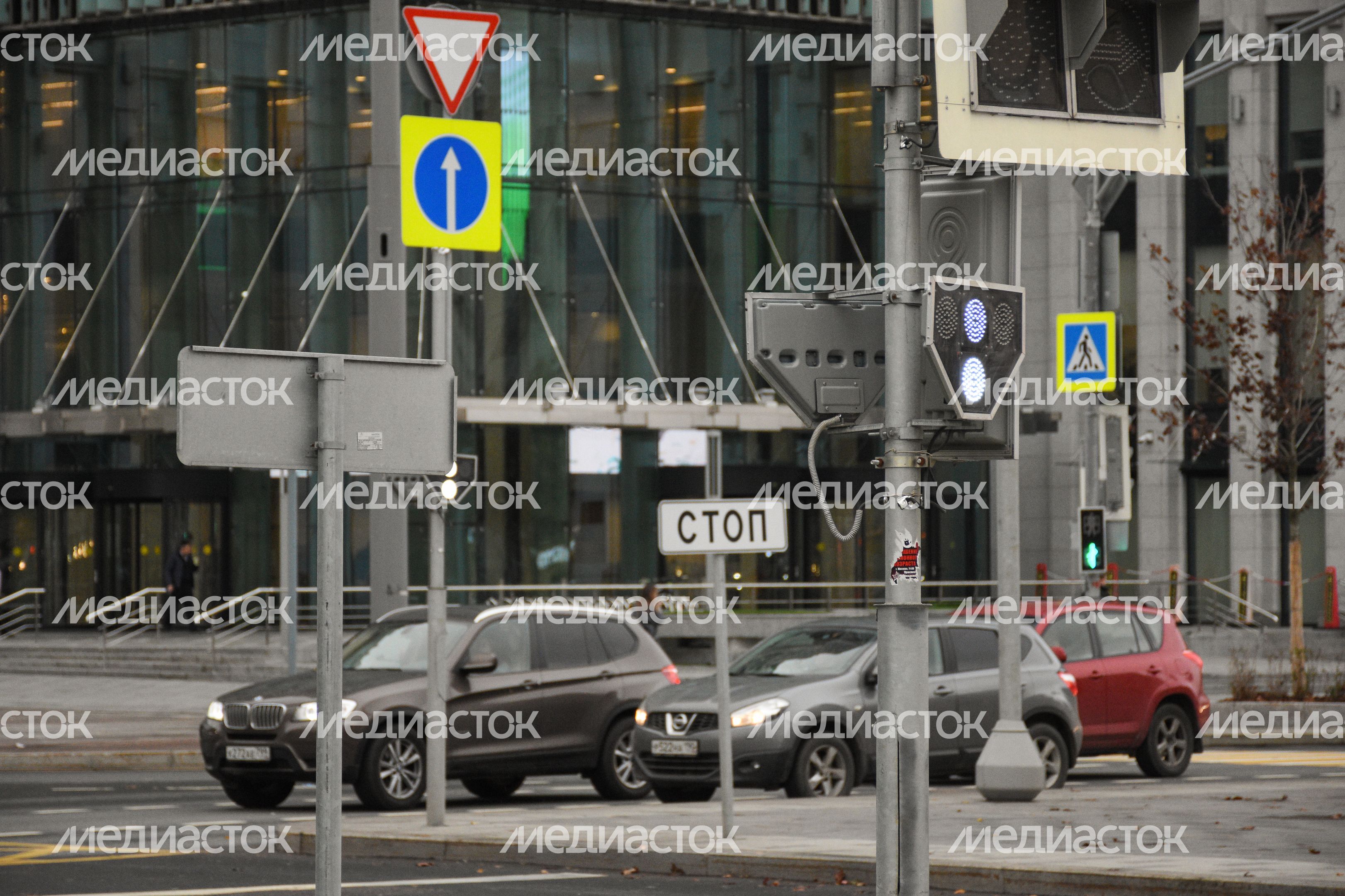 Повседневная жизнь города в Москве осенью