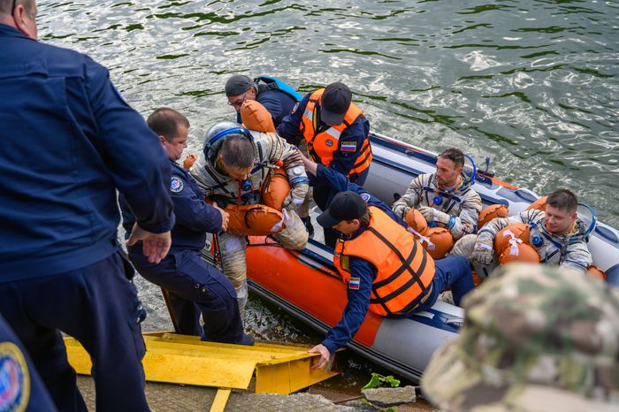 Тренировка космонавтов по действиям после посадки на водную поверхность в Ногинском спасательном центре МЧС России