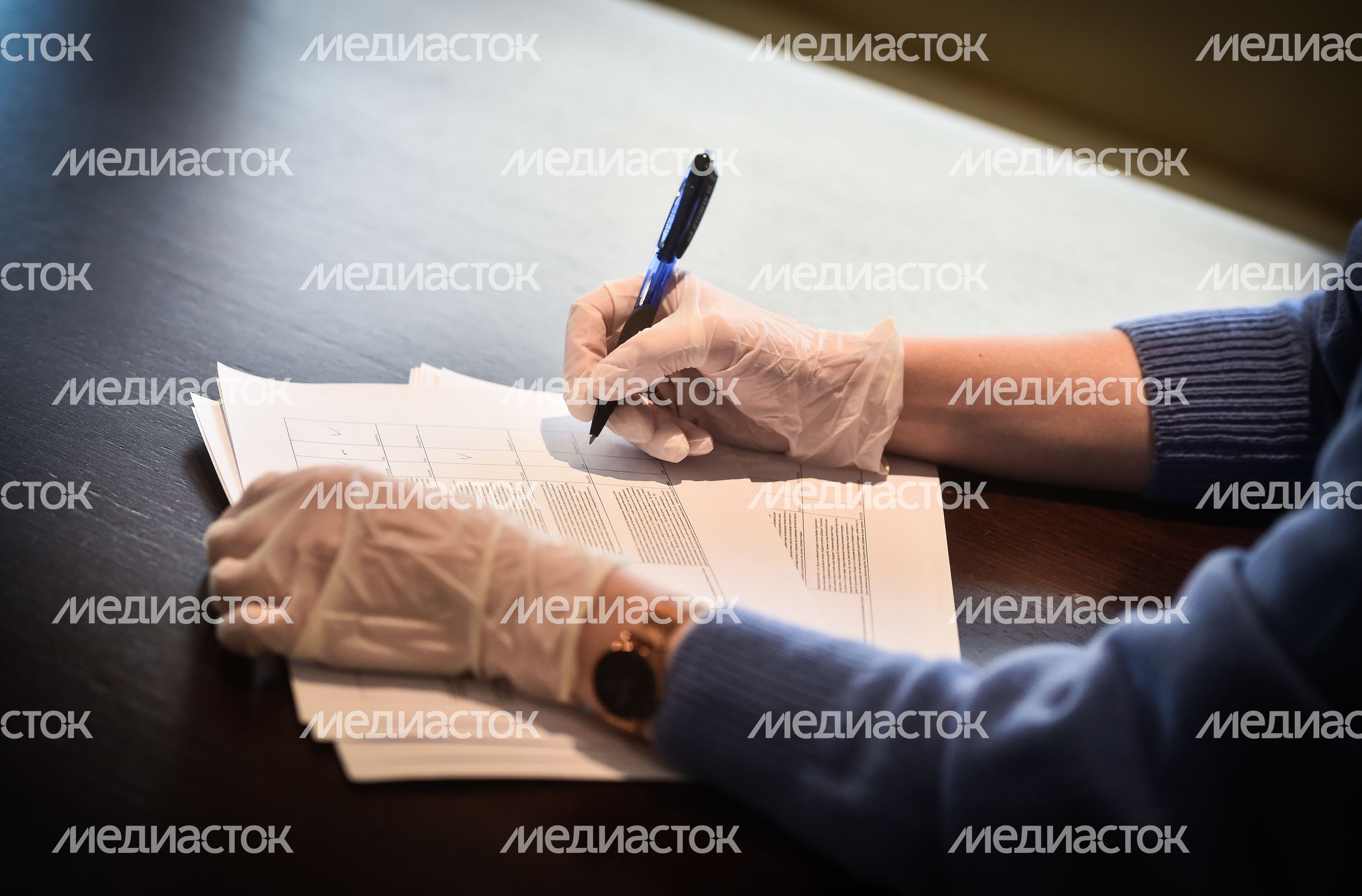 Подписание документов в защитных перчатках Подписание документов в защитных перчатках