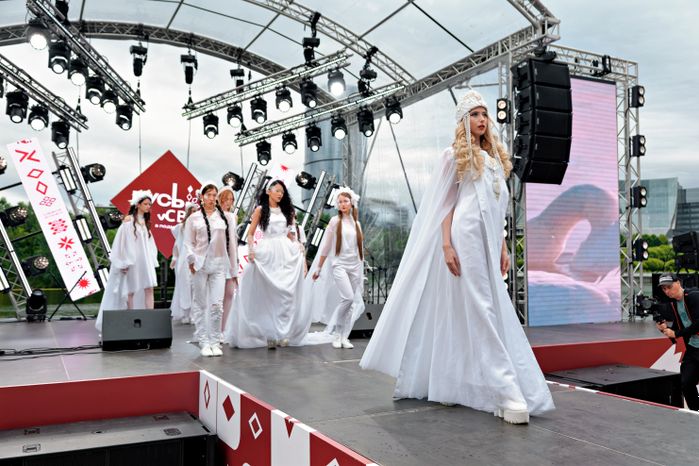 Показ моделей одежды от подмосковных дизайнеров на фестивале современной этнической культуры «РУСь_СВЕТ» в Красногорске