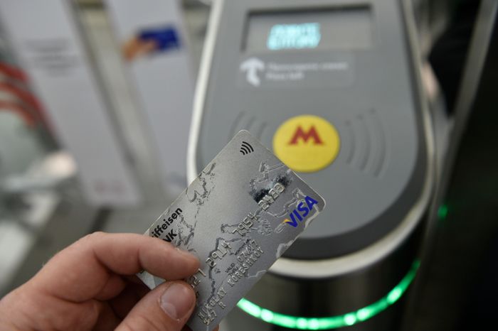 Оплата проезда банковской картой в Московском метрополитене