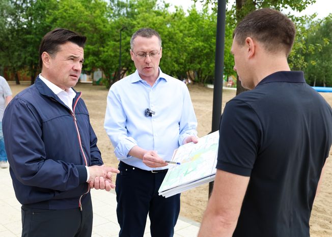 Андрей Воробьев проверил ход благоустройства лесопарка "Волкуша" в Лыткарине