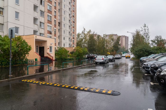 Благоустроенный двор на улице Молодежной в Нахабино