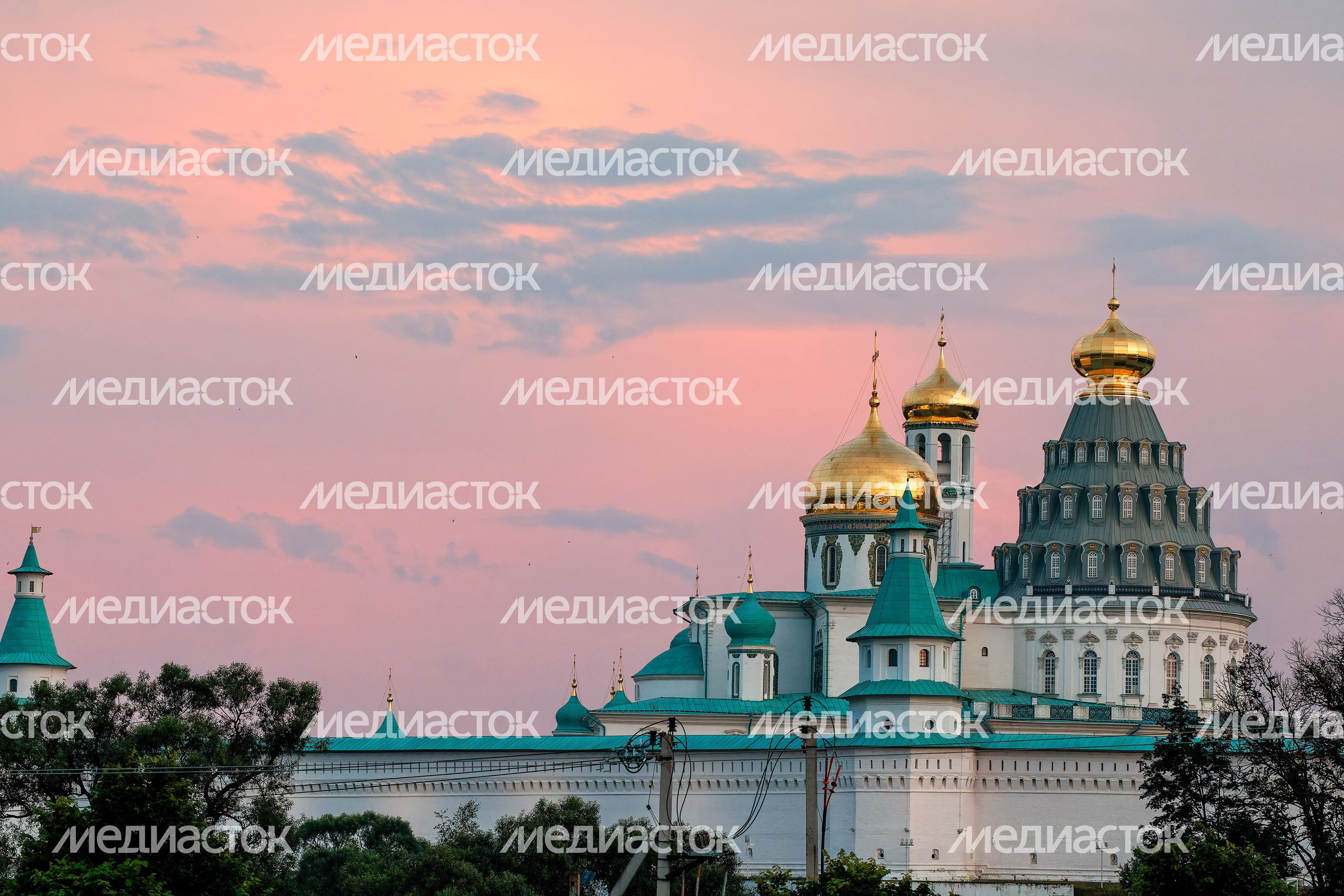 Воскресенский Ново-Иерусалимский монастырь в Истре на закате