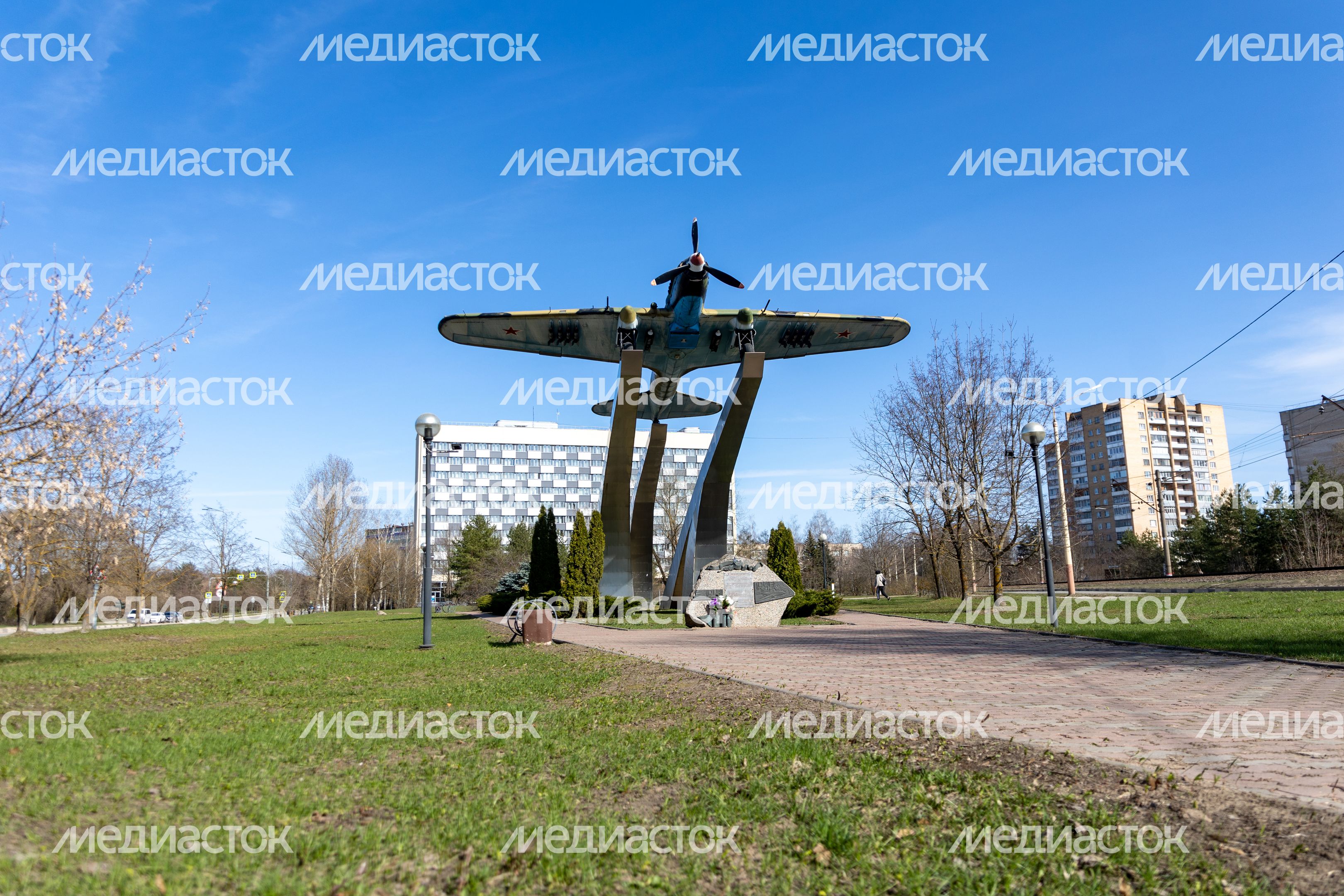 Памятник самолету Ил-2 Памятник самолету Ил-2