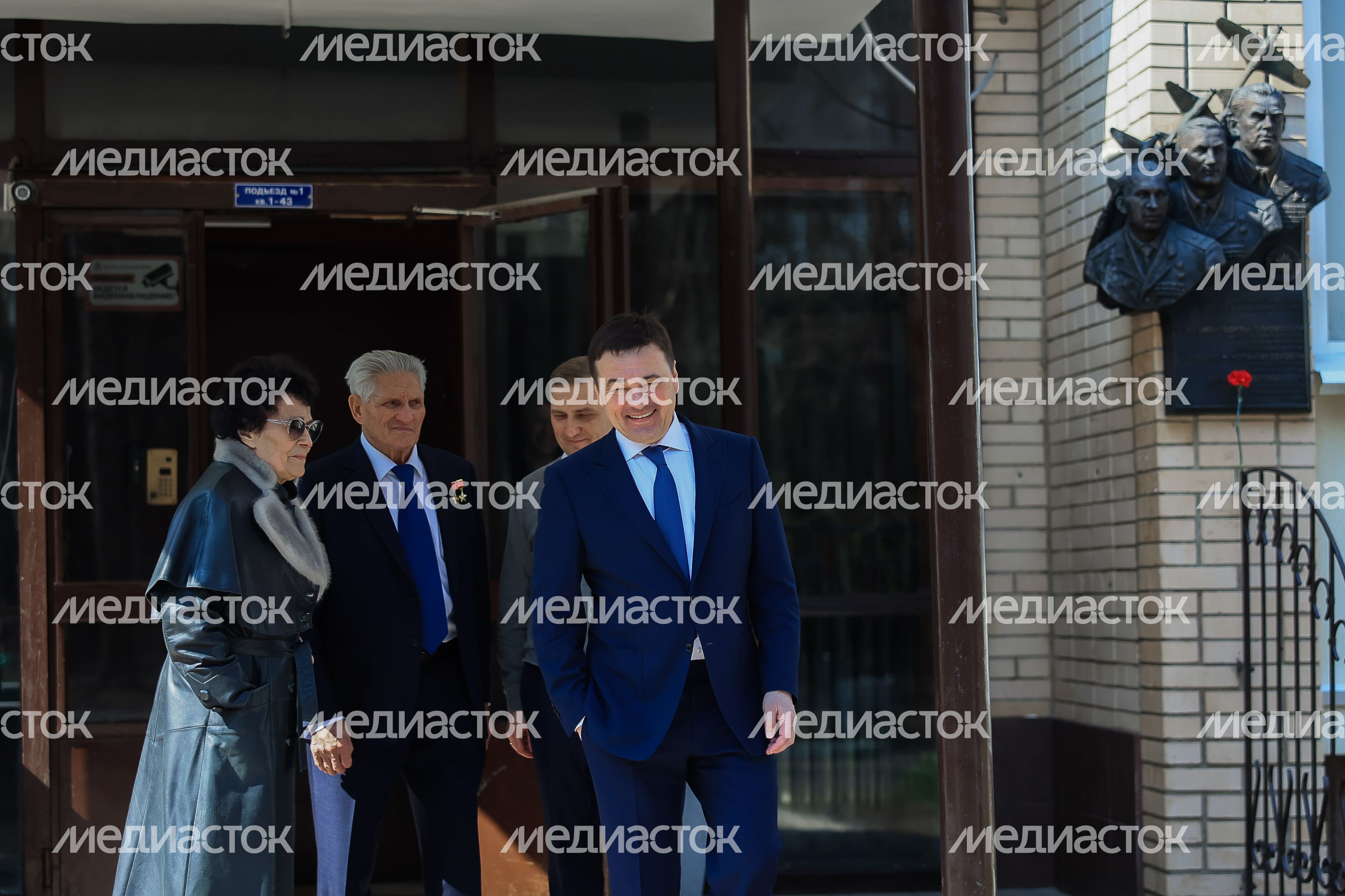 Посещение губернатором космонавта первого отряда