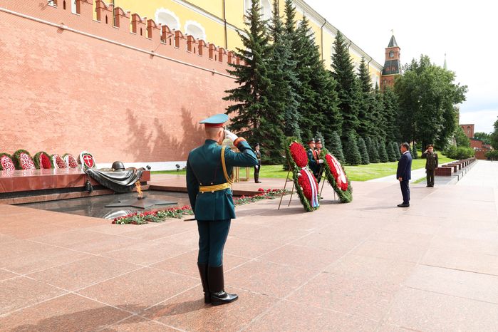 Андрей Воробьев с выпускниками подмосковных школ возложил венок и цветы в Александровском саду