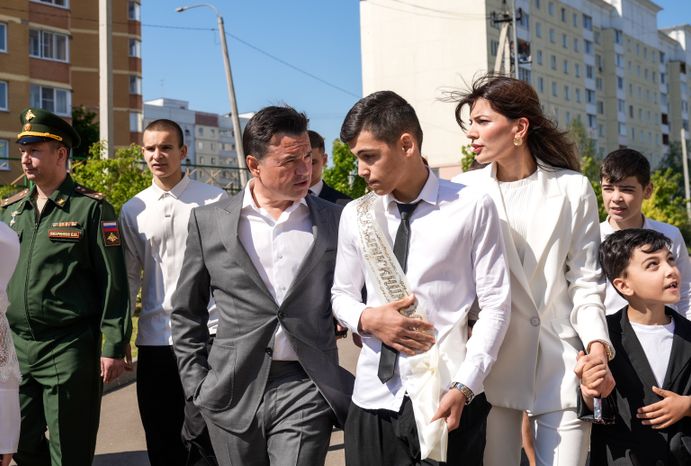 Андрей Воробьев поздравил школьников наро-фоминской СОШ №4 с последним звонком