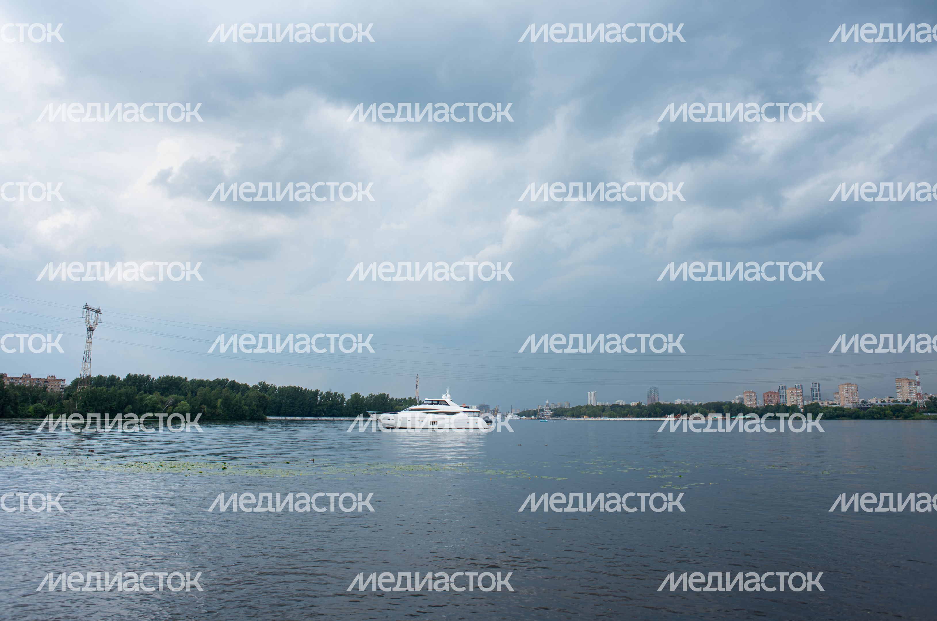 Летние виды Химкинского водохранилища