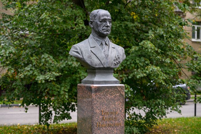 Бюст Андрея Николаевича Туполева на аллее «Создатели авиации России» в Жуковском