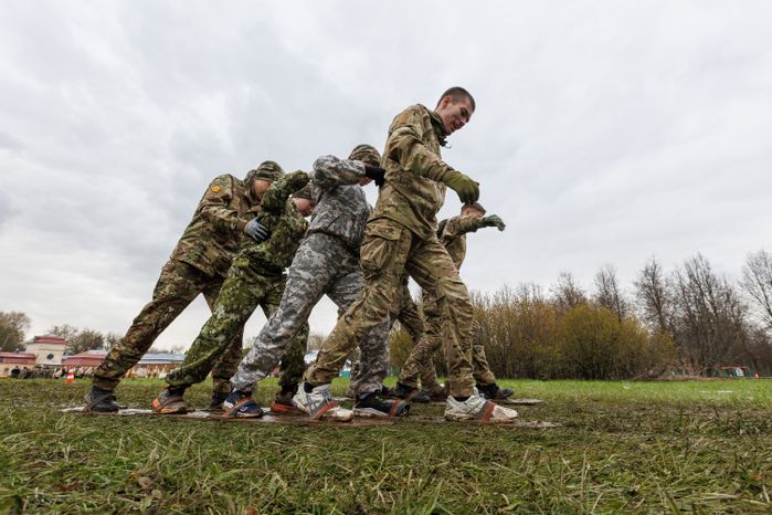 Военно-патриотическая игра «Юнармия, вперед!», посвященная Дню Победы, в Горках Ленинских