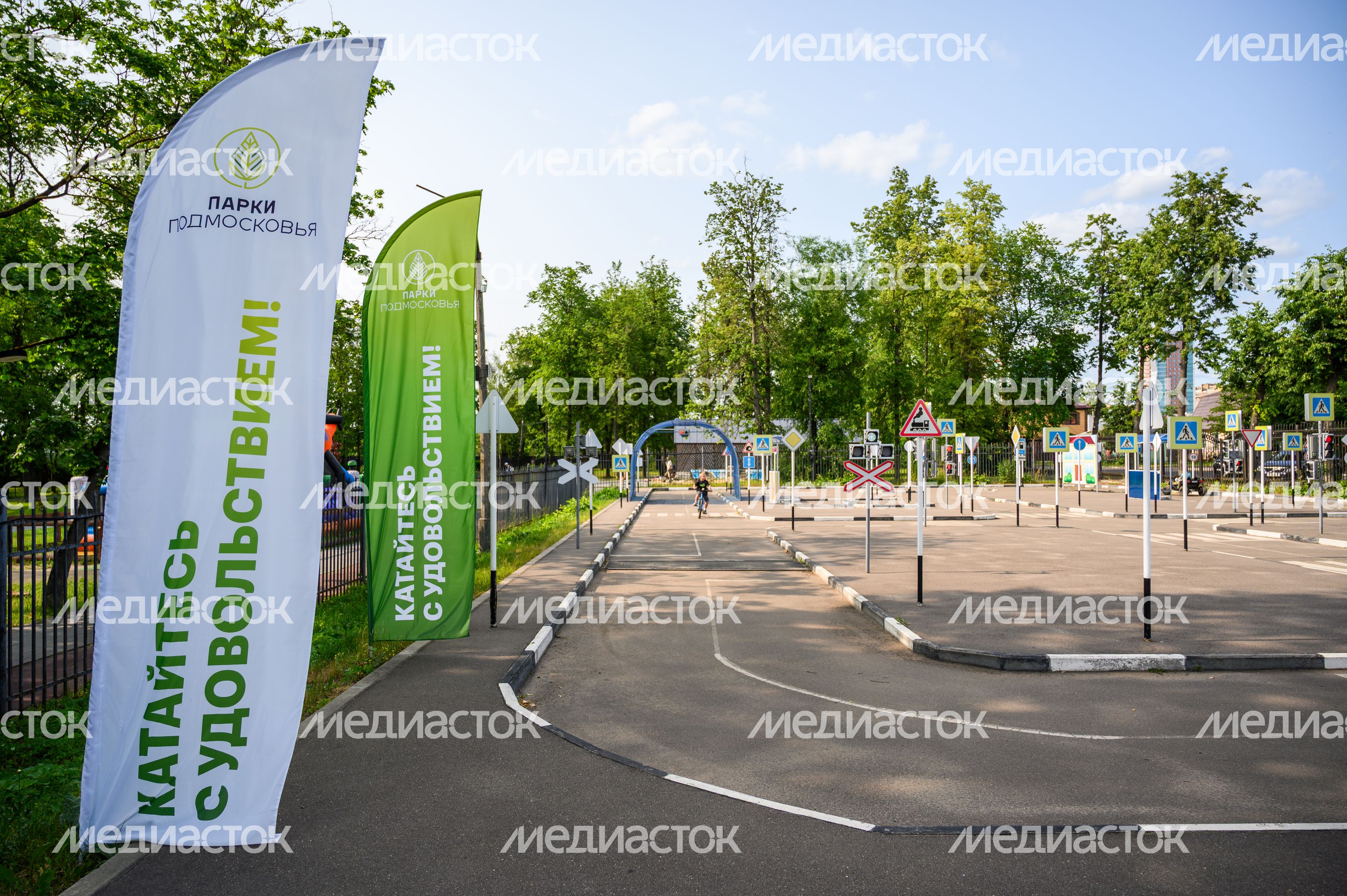 Автогородок в парке культуры и отдыха им. Олега Степанова в Серпухове летом Автогородок в парке культуры и отдыха им. Олега Степанова в Серпухове летом