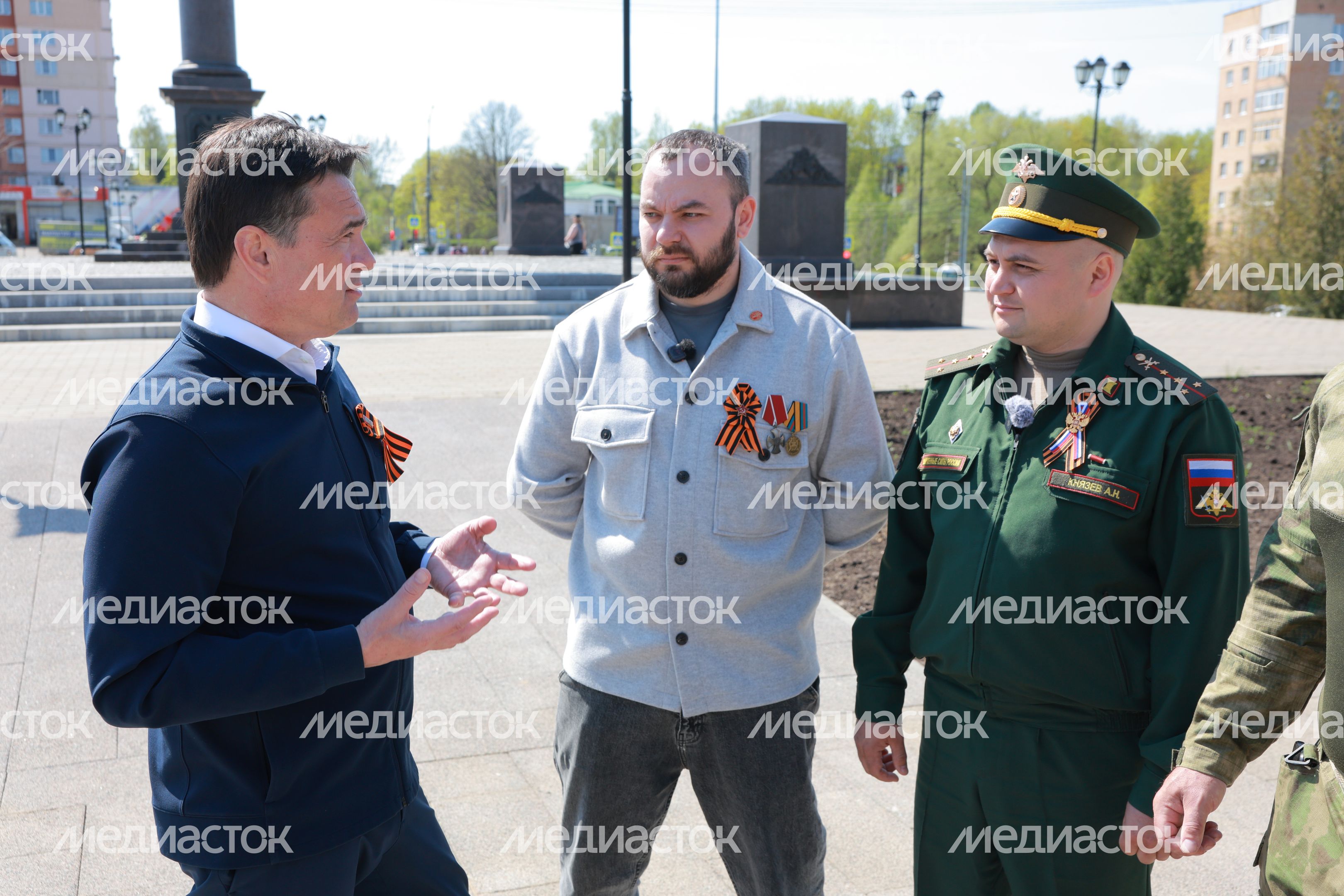 Андрей Воробьев вместе с ветеранами СВО возложил цветы к стеле в Можайске Андрей Воробьев вместе с ветеранами СВО возложил цветы к стеле в Можайске