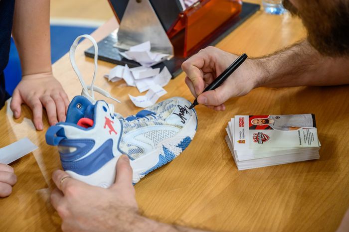 Баскетболист Владимир Агабабьян раздал автографы спортсменам Единой школьной лиги