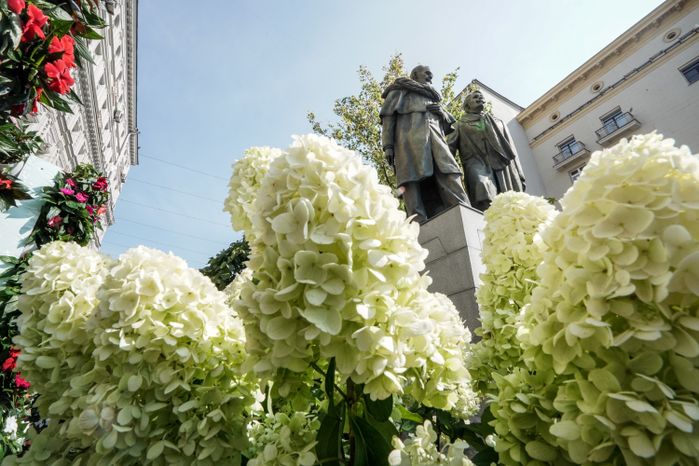 Подготовка к открытию площадки фестиваля «Цветочный джем» в Москве