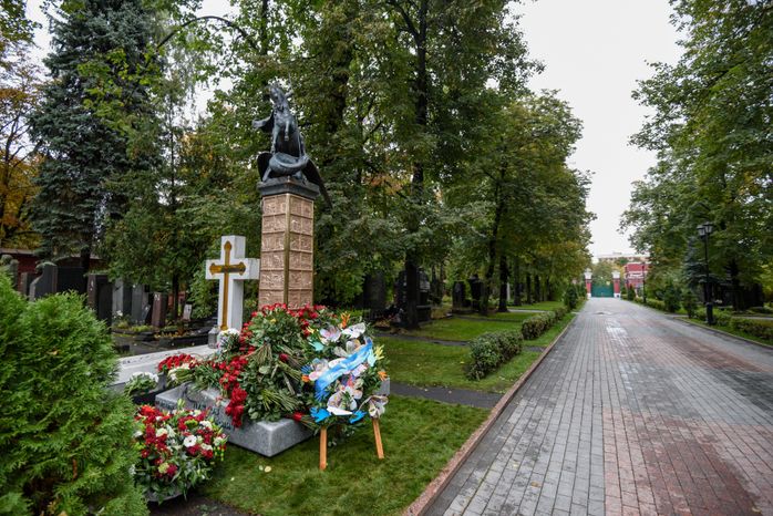 Памятник Михаилу Лужкову на Новодевичьем кладбище в Москве
