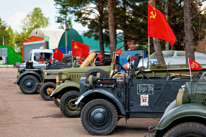Армейские военные автомобили в музее аэроклуба ветеранов воинской службы в Кубинке