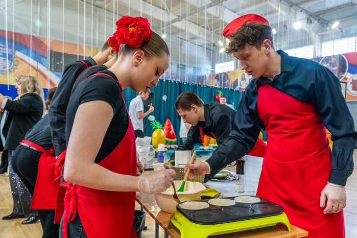 Спортсмены училищ олимпийского резерва соревновались в умении печь блины
