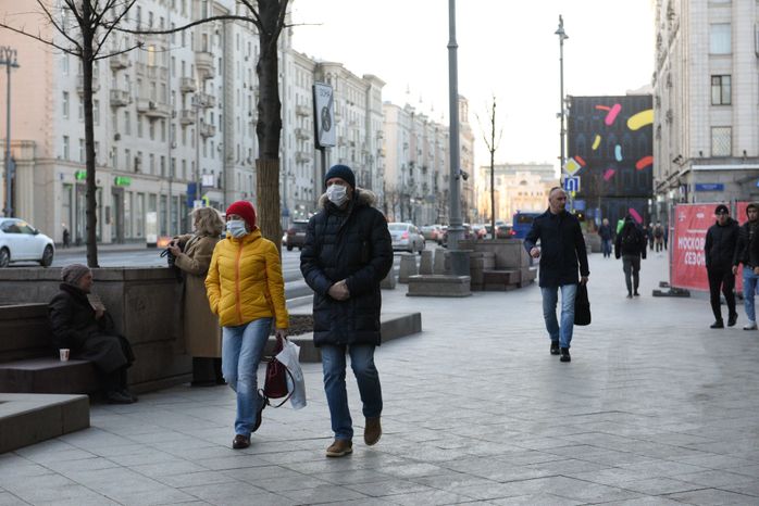 Люди в масках в период эпидемии коронавируса