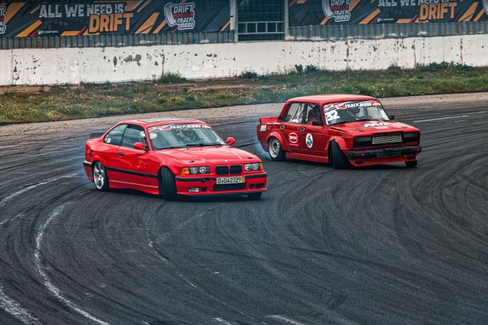 Гонка автомобилей на дрифт-фестивале скорости и драйва Drift Expo Track Mode 2025