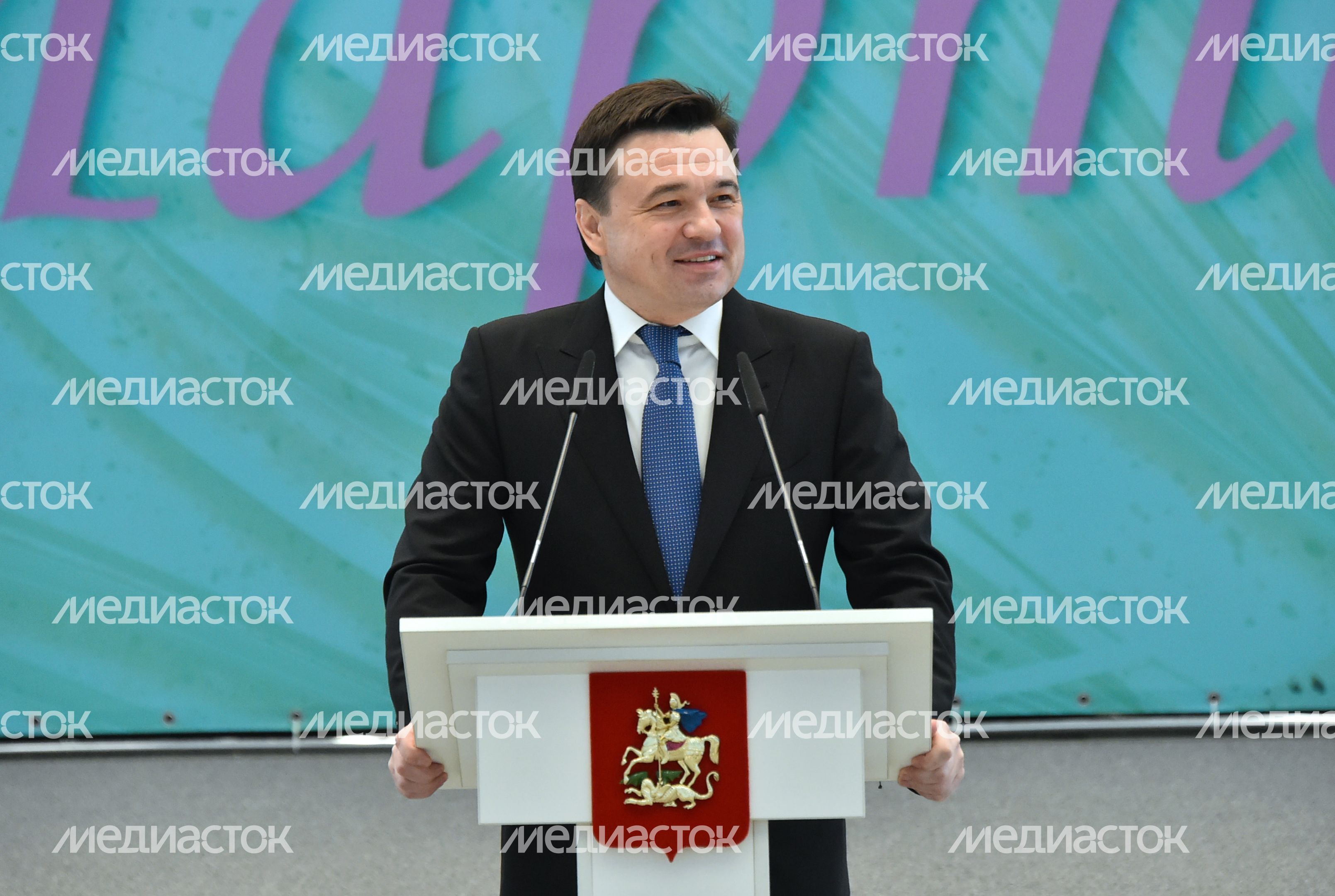 Вручение наград женщинам на торжестве в честь 8 Марта