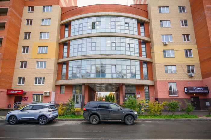 Многоквартирный дом в микрорайоне Авиационный в Домодедово осенью