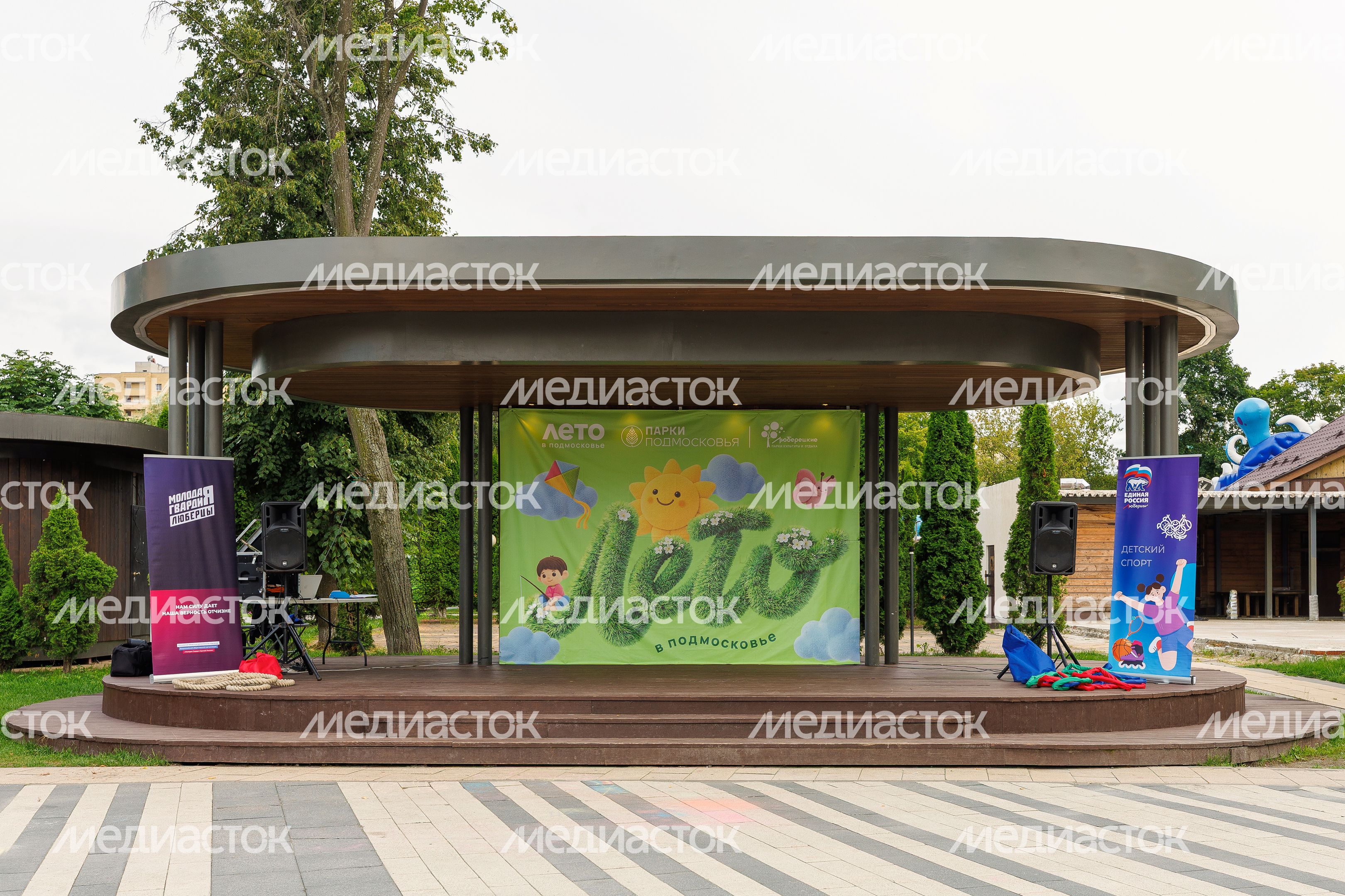 Сцена в Наташинском парке города Люберцы Сцена в Наташинском парке города Люберцы