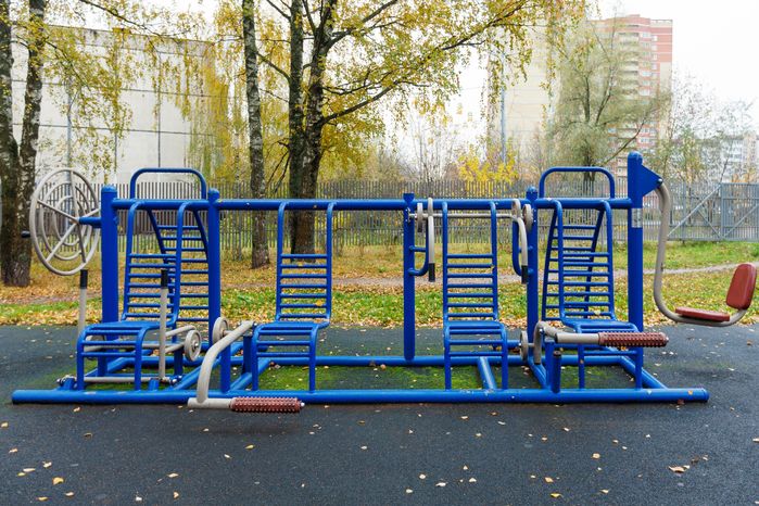 Спортивная площадка в городском парке культуры и отдыха г. Ивантеевка осенью