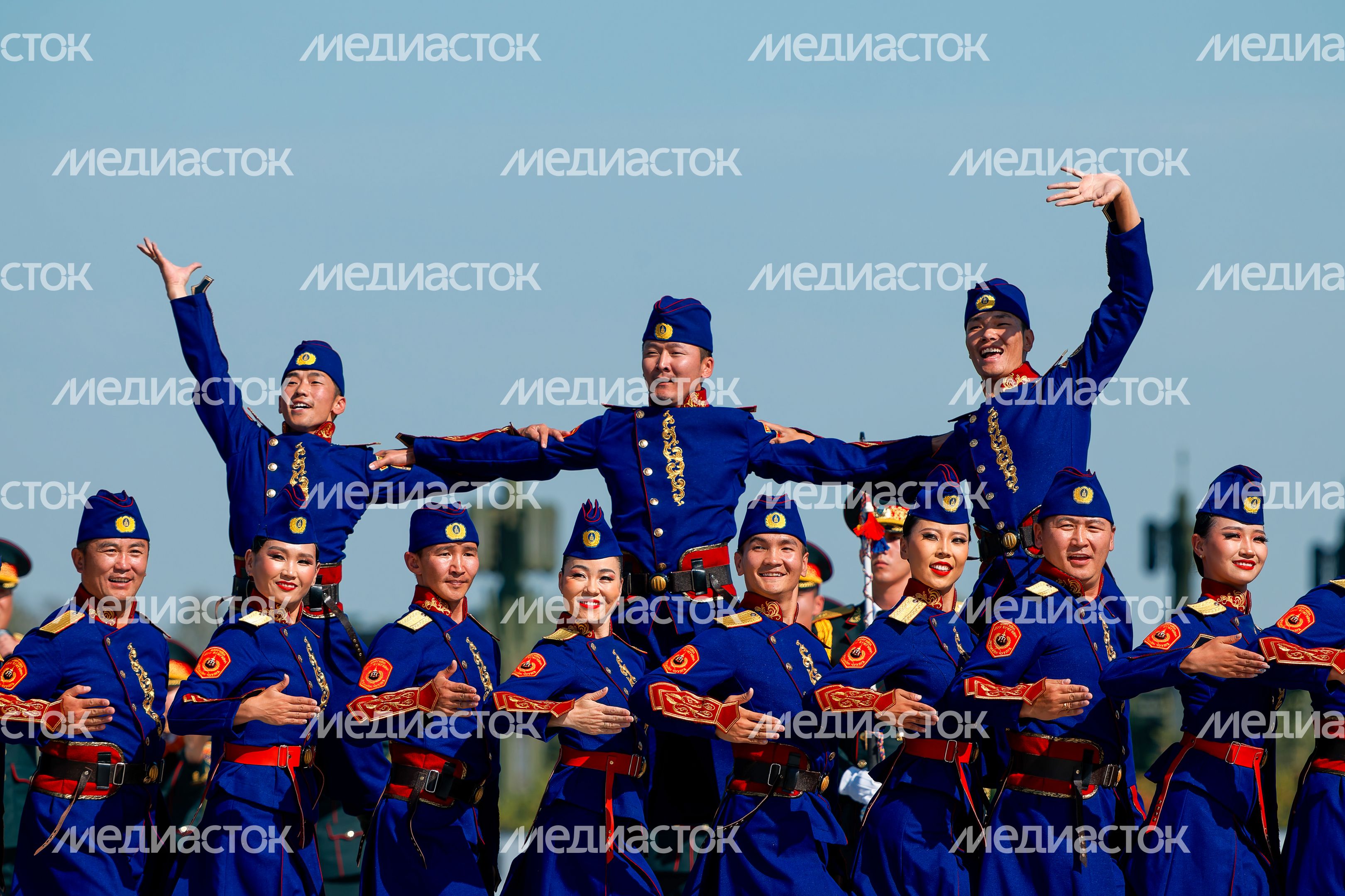 Военный оркестр силовых ведомств Монголии на военно-музыкальном фестивале «Спасская башня» у Главного храма ВС РФ