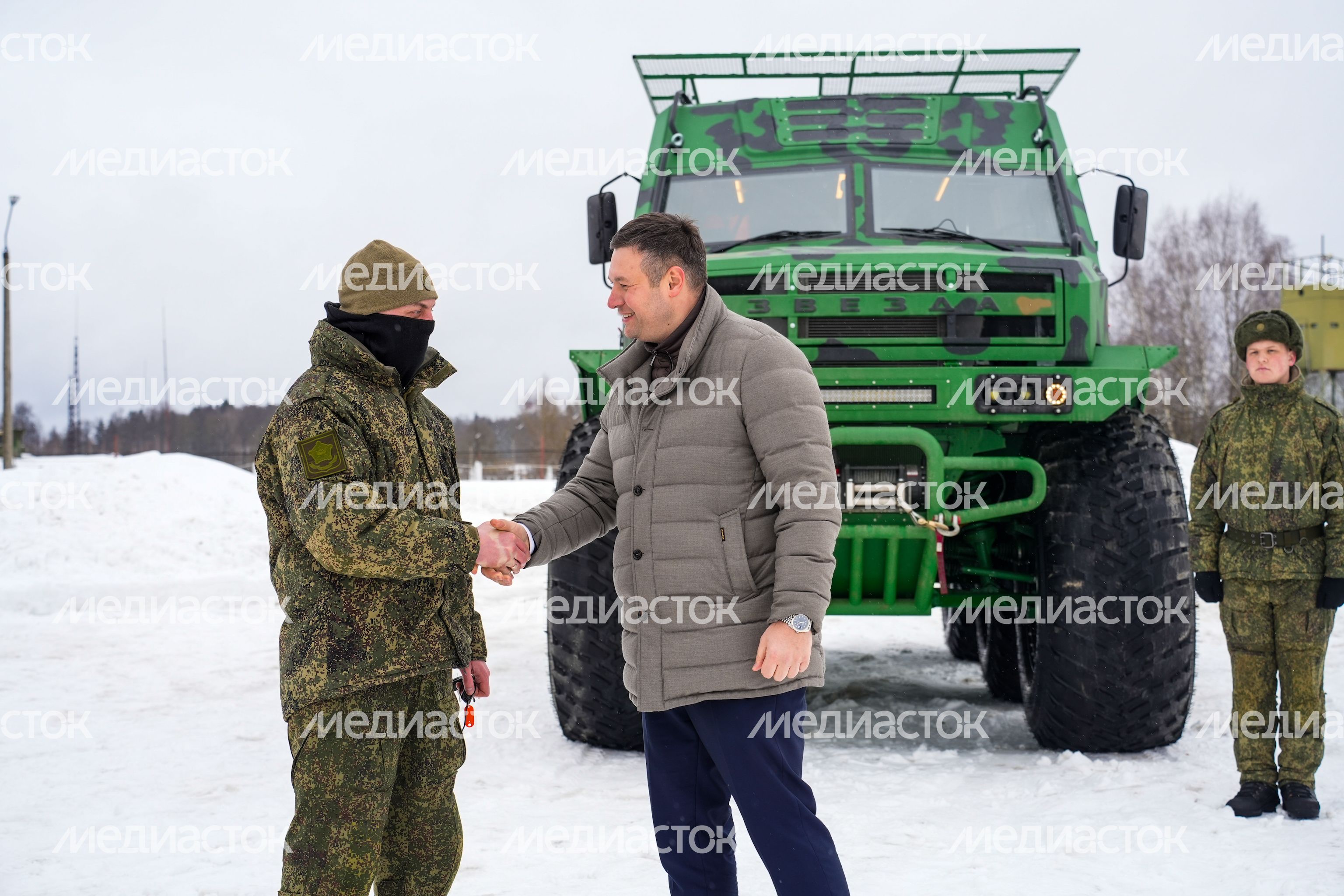 Бойцам СВО из Подмосковья передали медицинский вездеход-амфибию "Звезда" Бойцам СВО из Подмосковья передали медицинский вездеход-амфибию "Звезда"