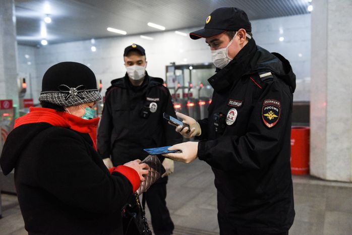 Проверка электронных пропусков в московском метро