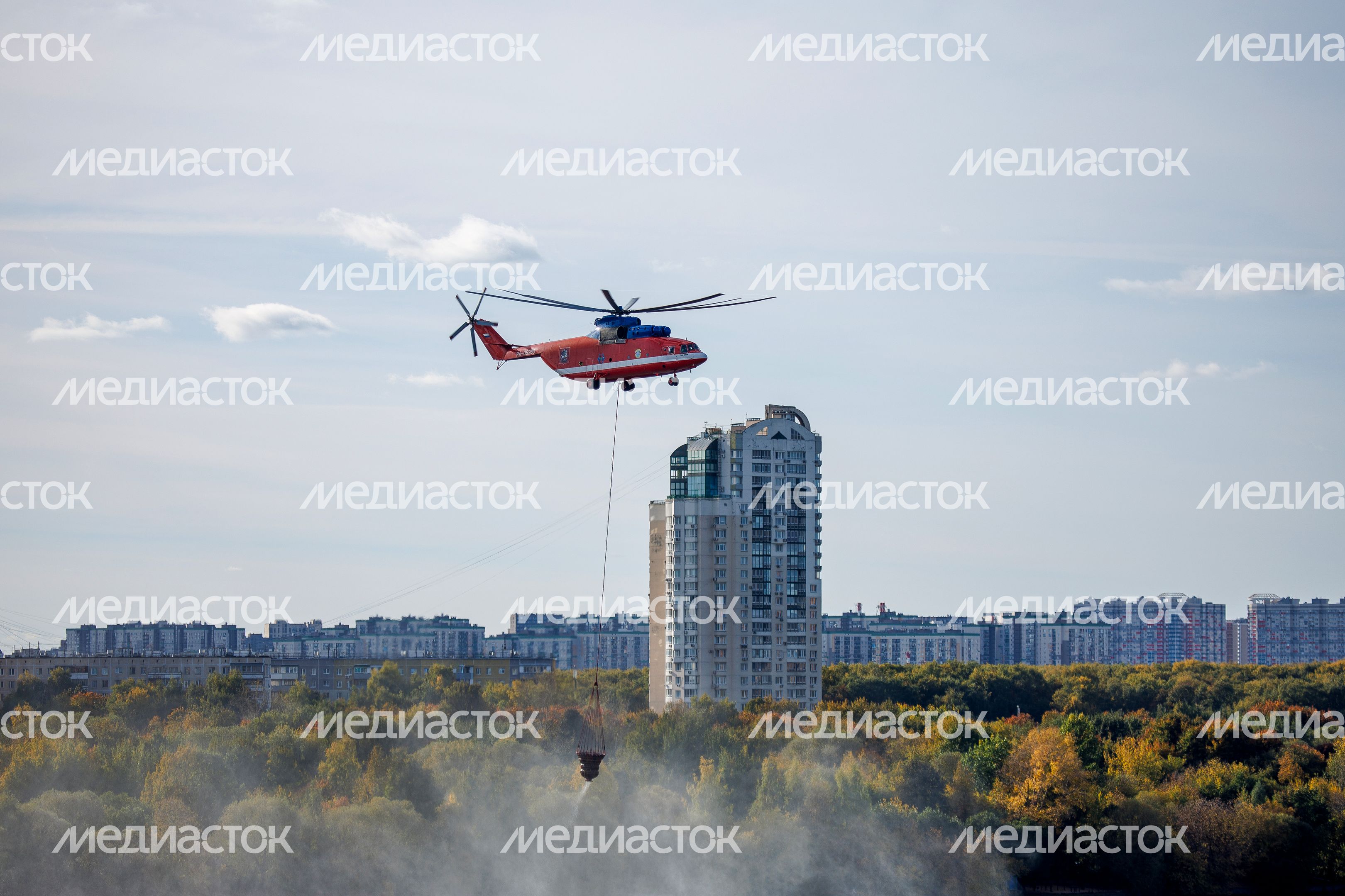 Пожарный вертолет набирает воду в Москве-реке для тушения возгорания Пожарный вертолет набирает воду в Москве-реке для тушения возгорания