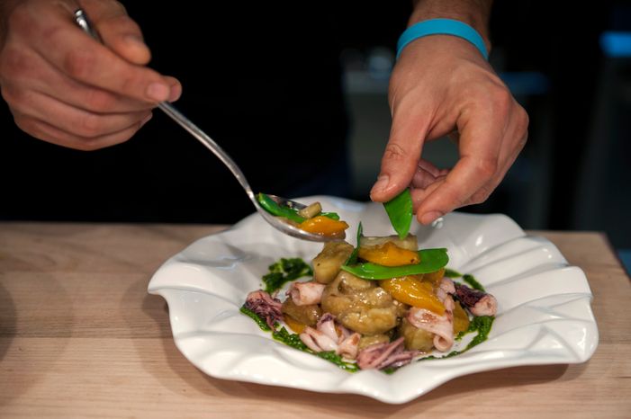 Приготовление салата с кальмарами и овощами на гриле