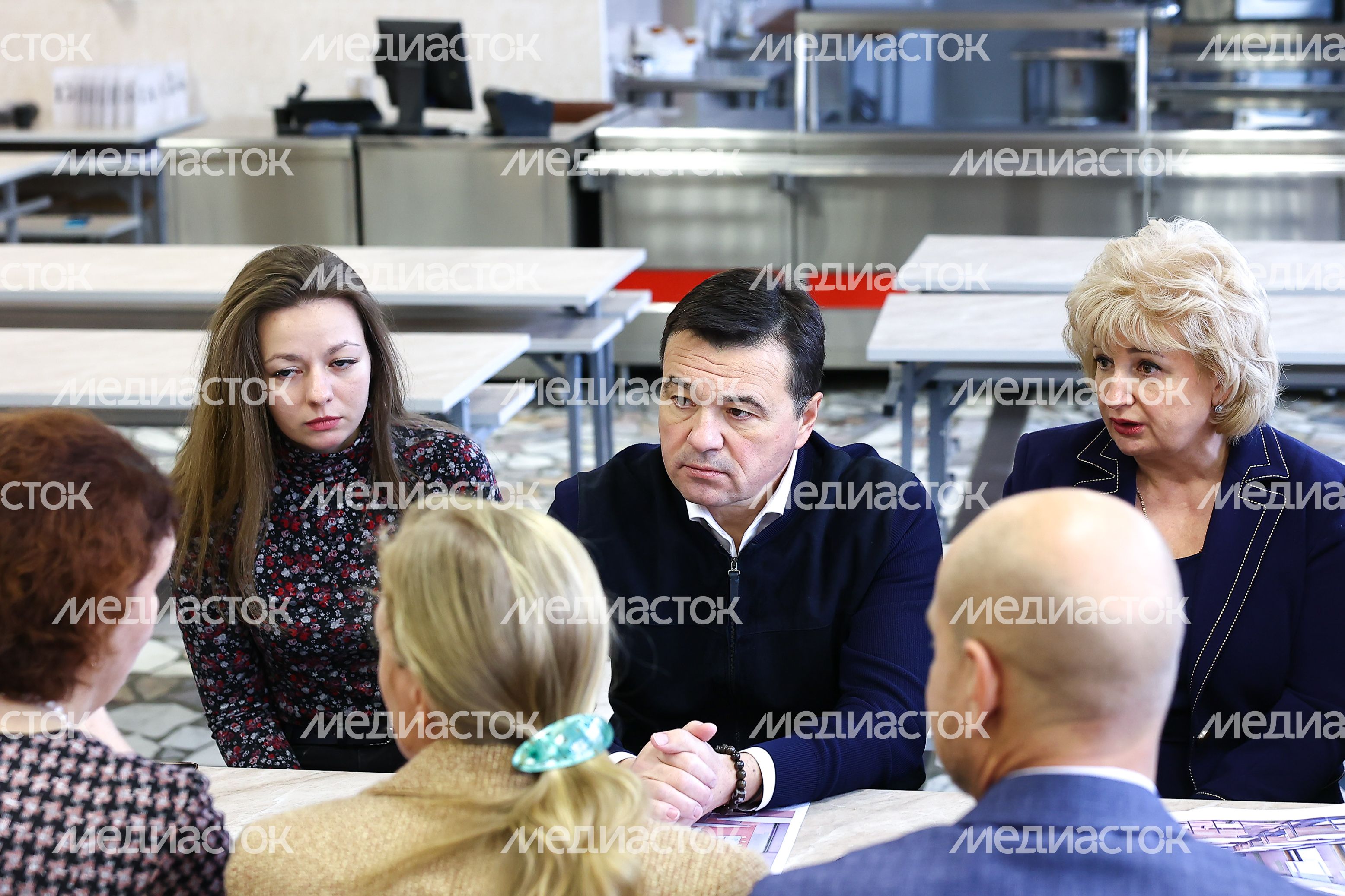 Губернатор Московской области пообщался с родителями учащихся гимназии №5 в Дзержинском Губернатор Московской области пообщался с родителями учащихся гимназии №5 в Дзержинском