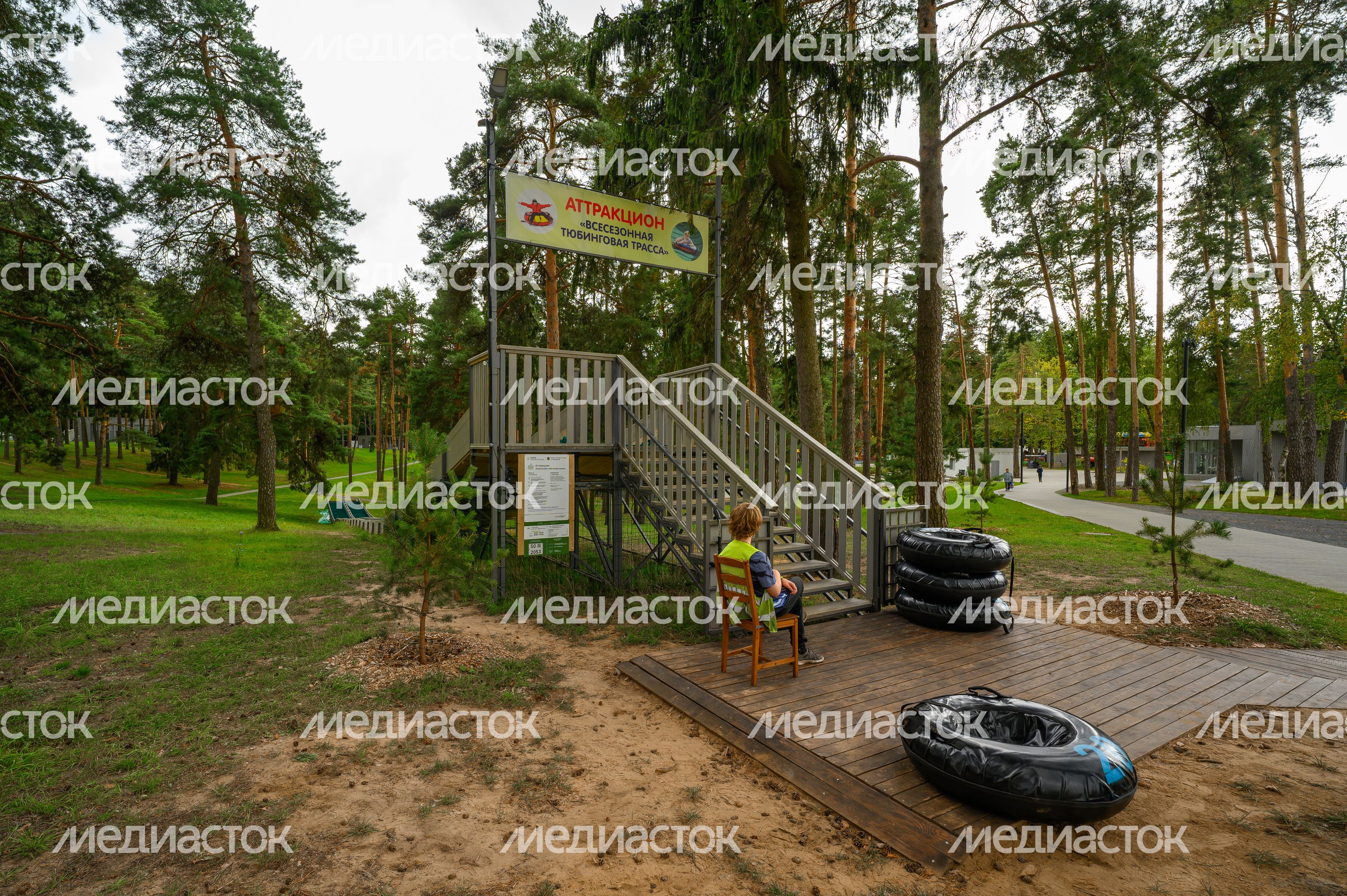 Тюбинговая трасса в Центральном парке культуры и отдыха Жуковского летом Тюбинговая трасса в Центральном парке культуры и отдыха Жуковского летом