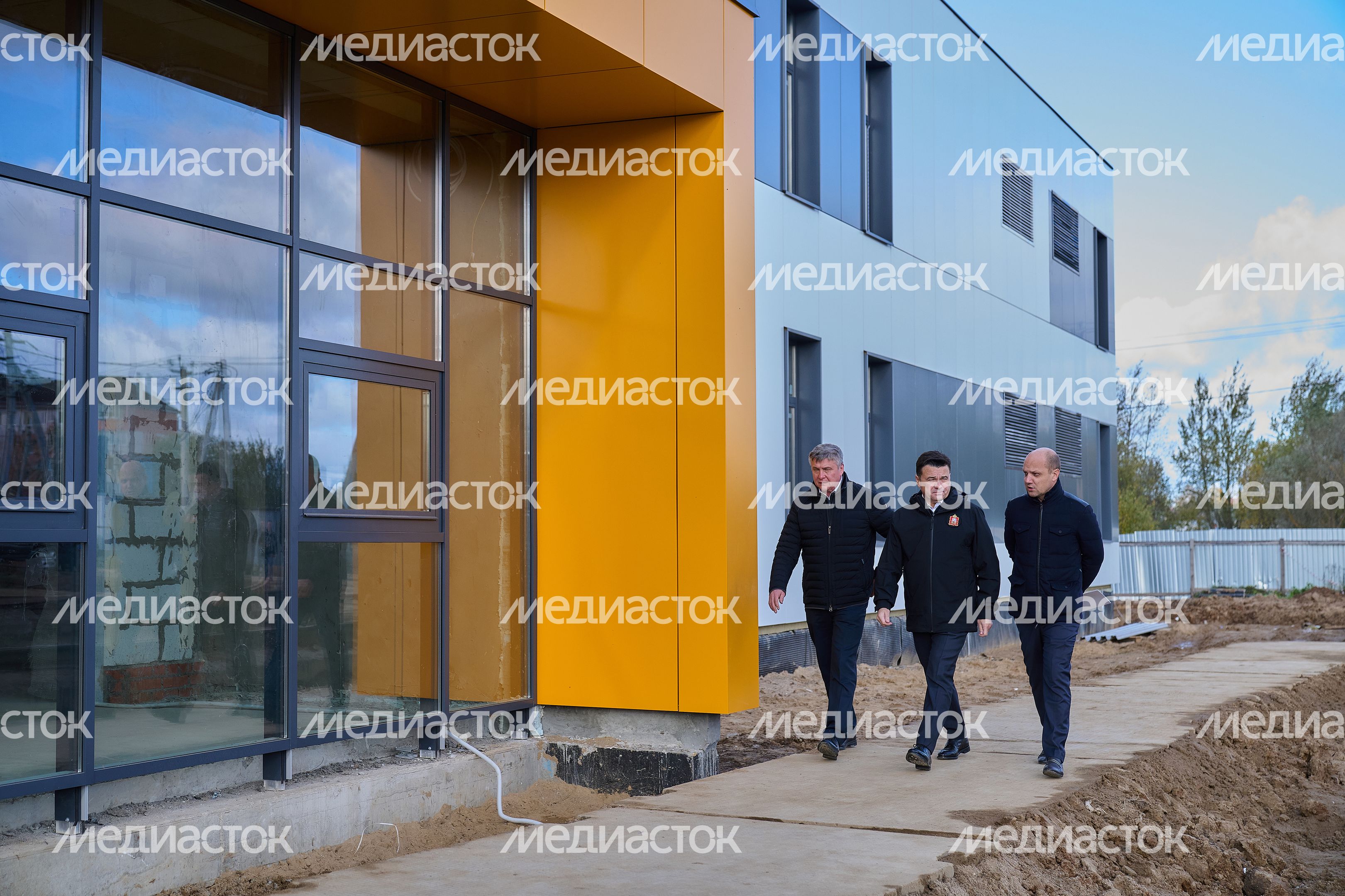 Проверка хода строительства ФОКа с крытым катком в Волоколамске Губернатором Подмосковья