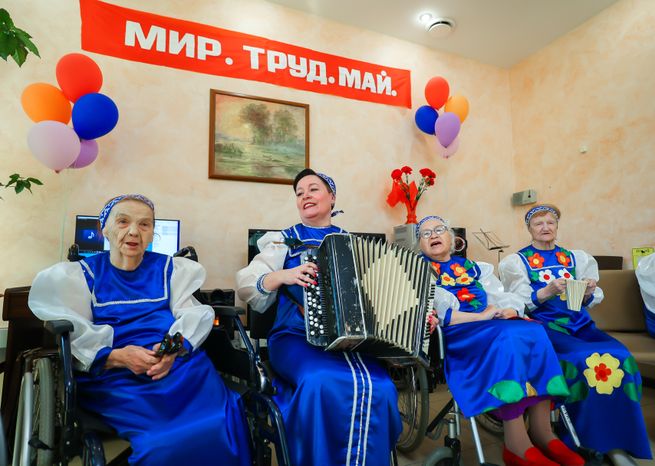 Губернатор поздравил с Праздником весны и труда жителей пансионата для пожилых в Черноголовке