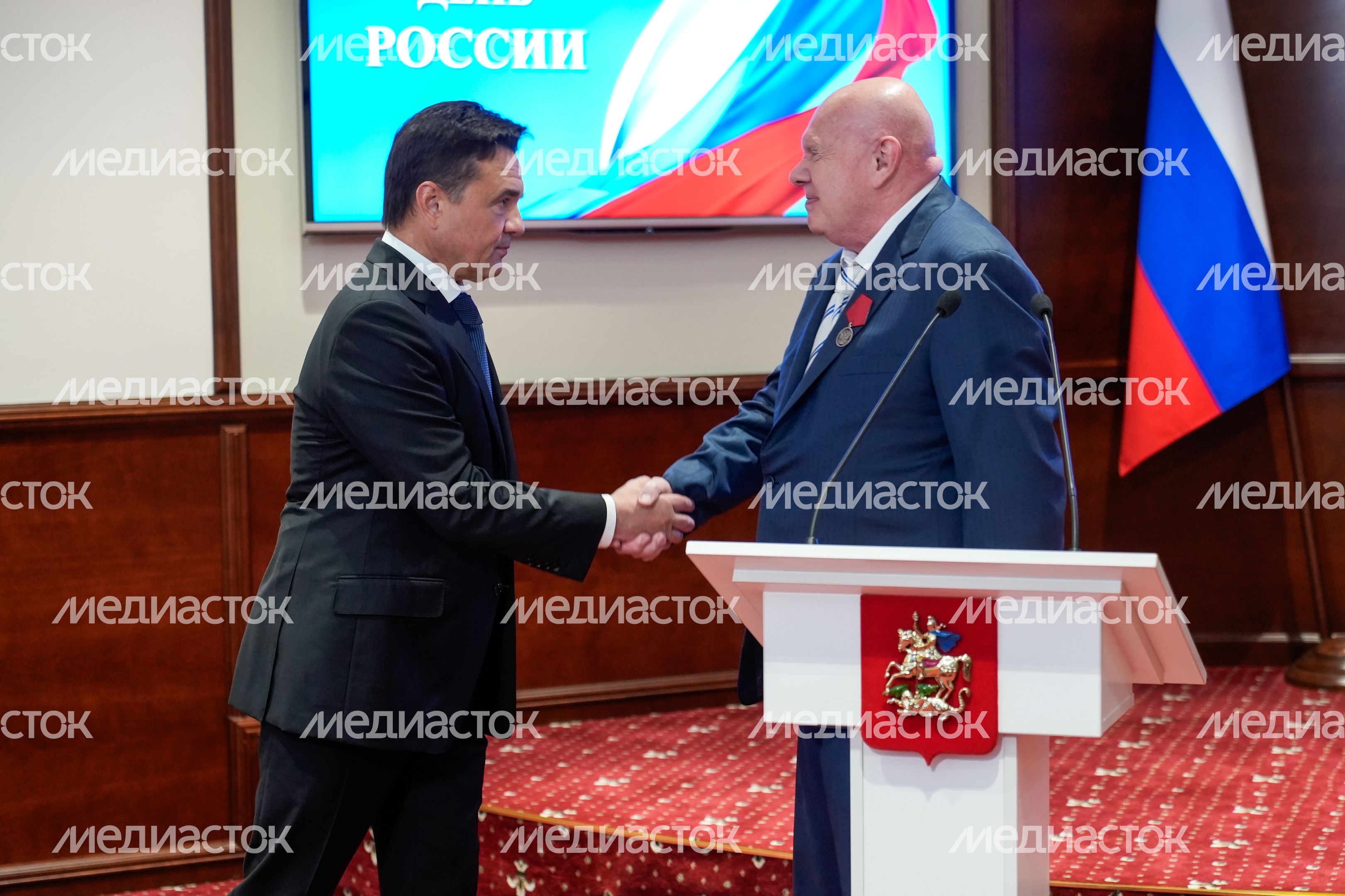 Губернатор Московской области вручил награду Владимиру Виноградову Губернатор Московской области вручил награду Владимиру Виноградову
