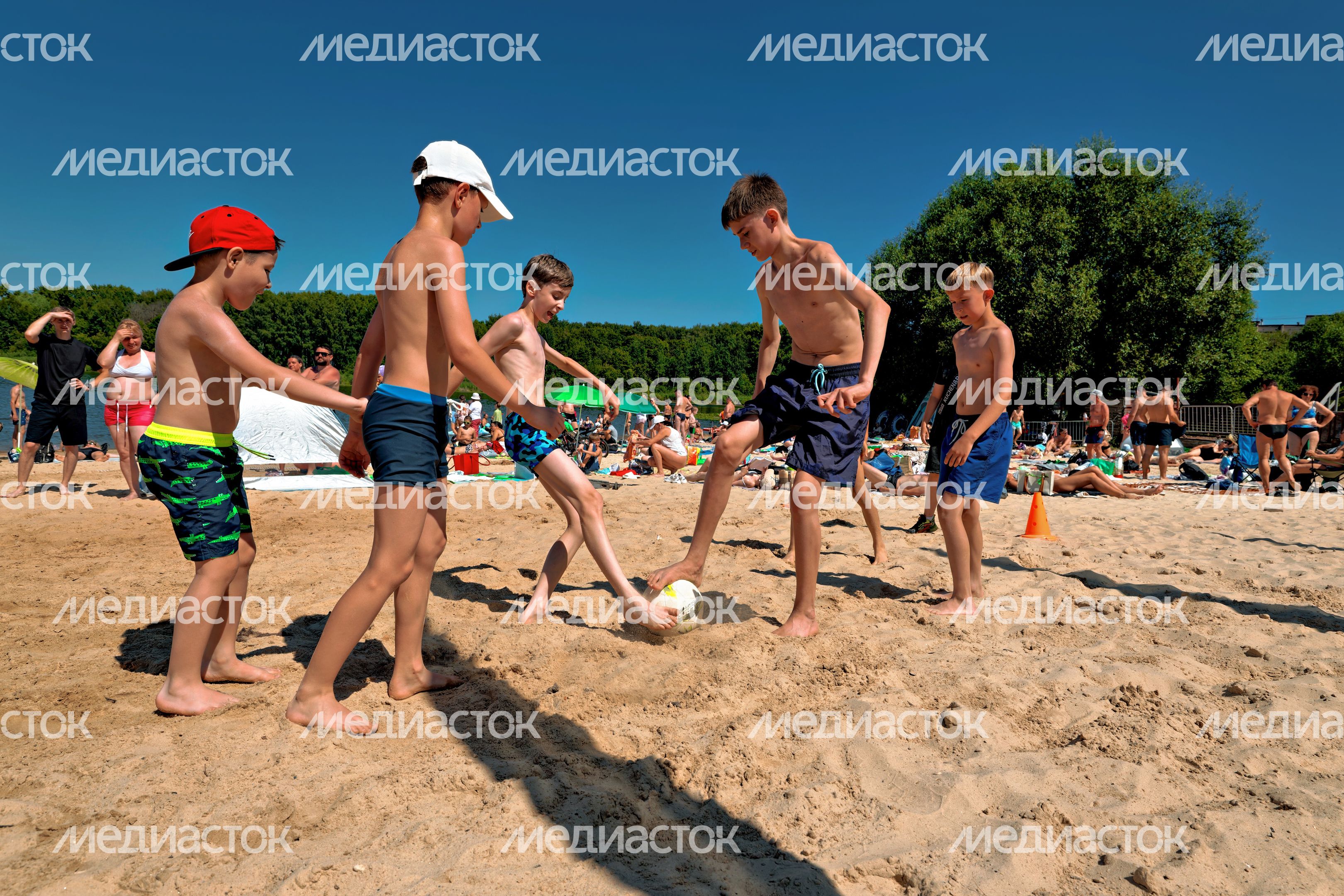 Пляж на набережной озера Сенеж