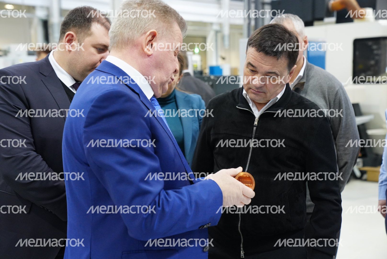 Вручение губернатором цветов сотрудникам НПП «Исток»​​