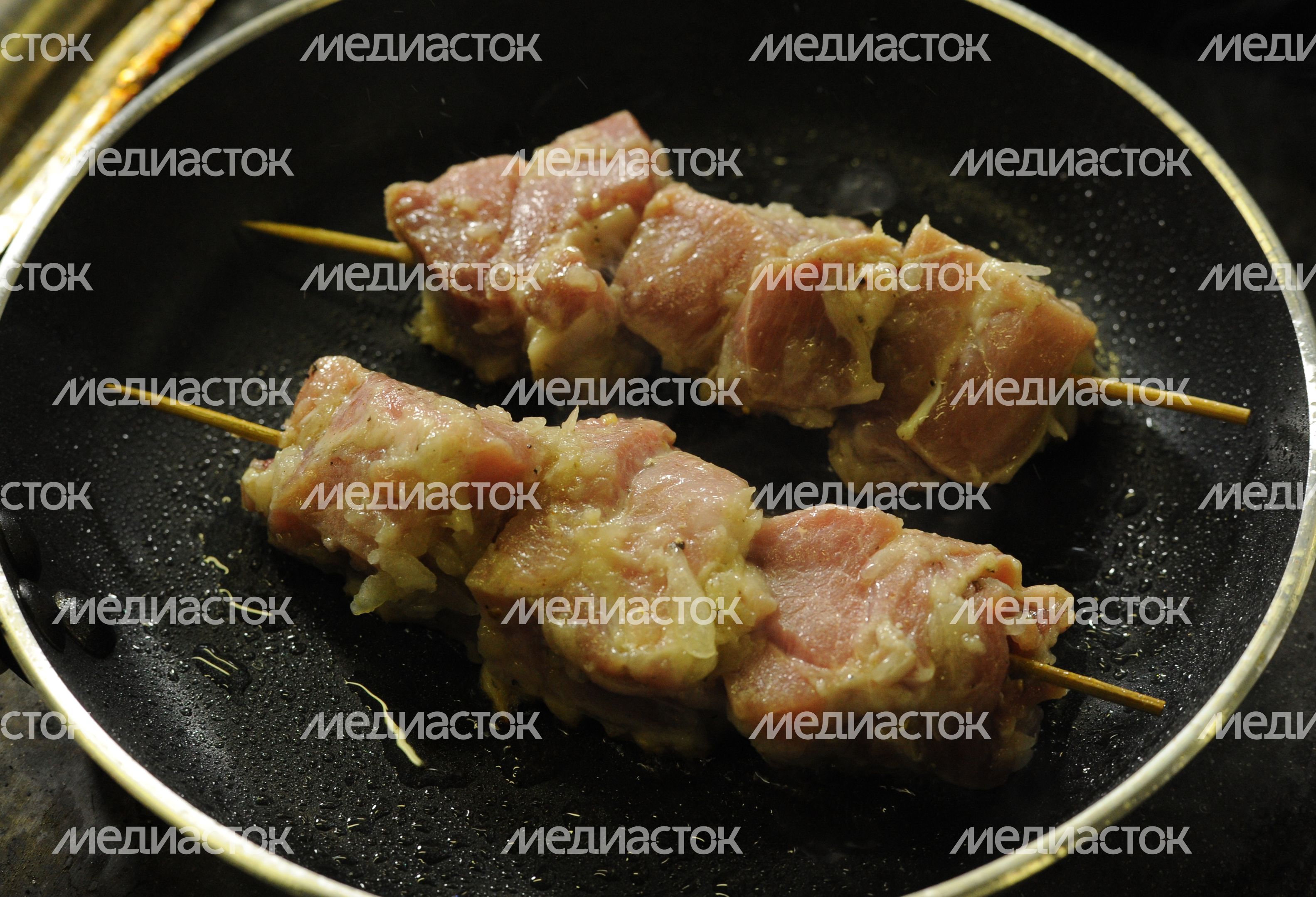 Приготовление шашлыка с овощами