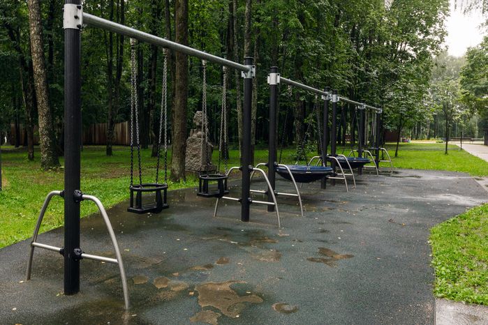 Качели в городском парке культуры и отдыха Солнечногорска