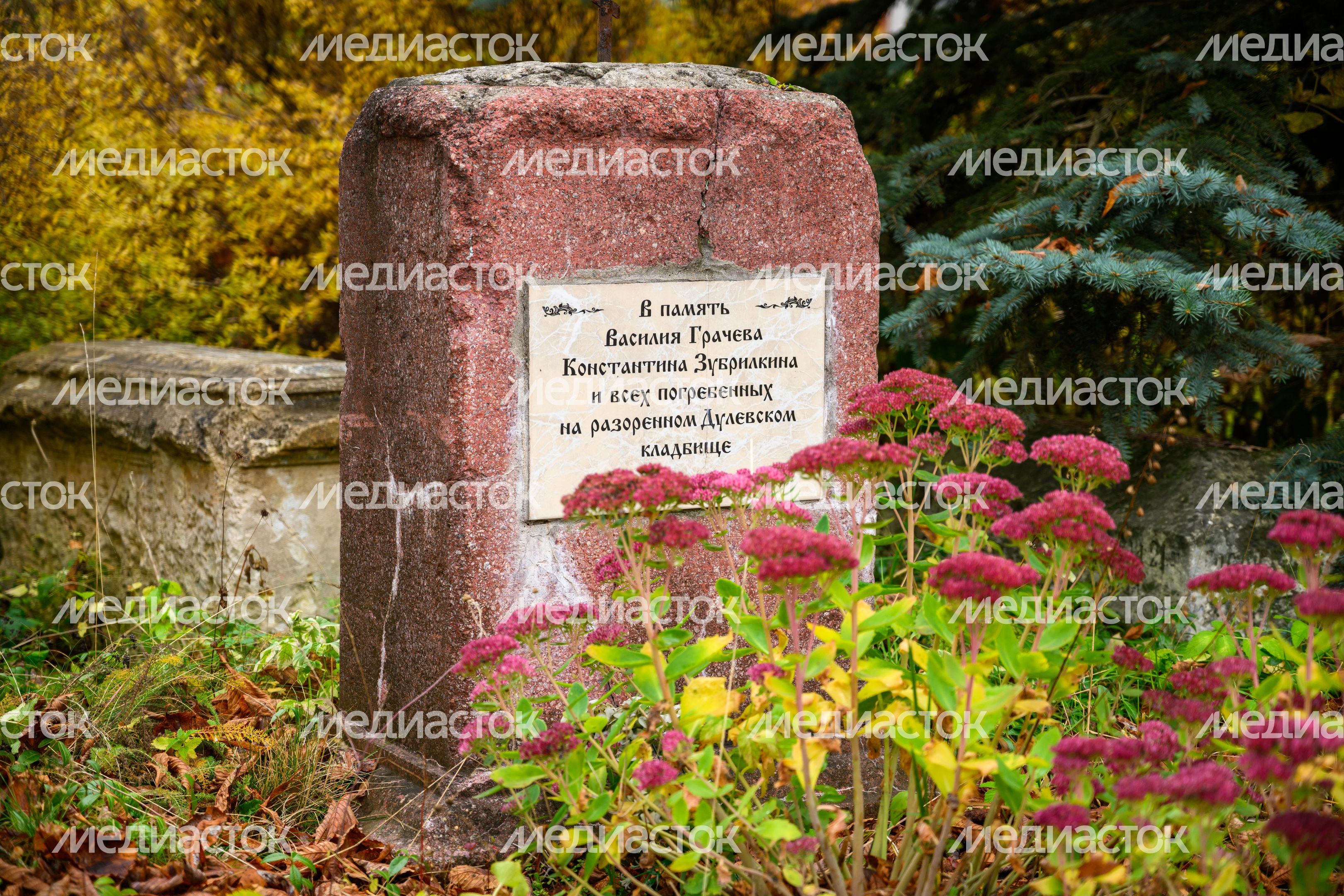 Территория храма Иоанна Богослова в Ликино-Дулево Территория храма Иоанна Богослова в Ликино-Дулево