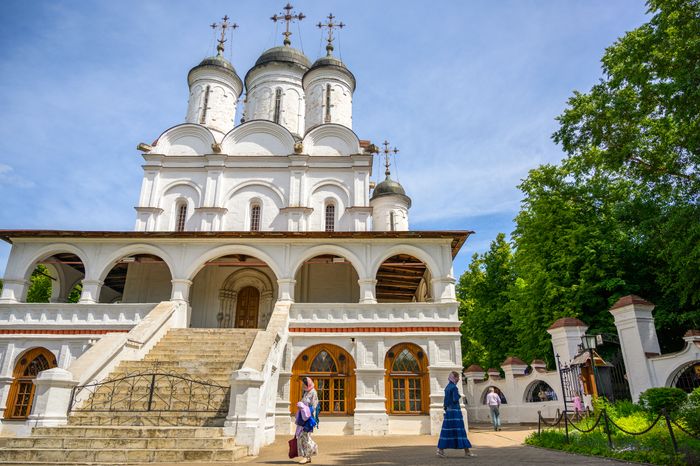 Спасо-Преображенская церковь в поселке Большие Вяземы Одинцовского округа