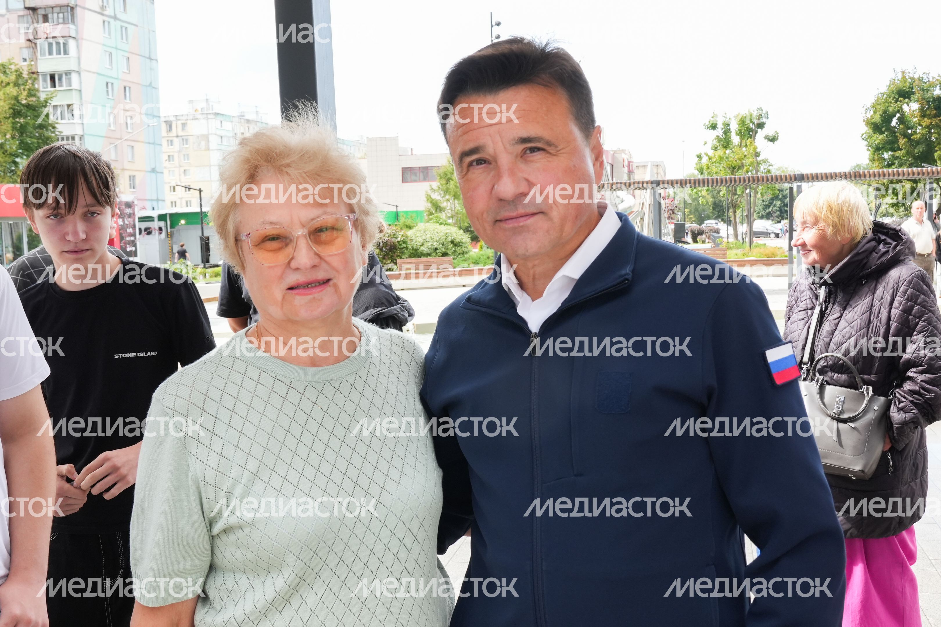 Андрей Воробьев проверил благоустройство сквера "60 лет победы" в Егорьевске