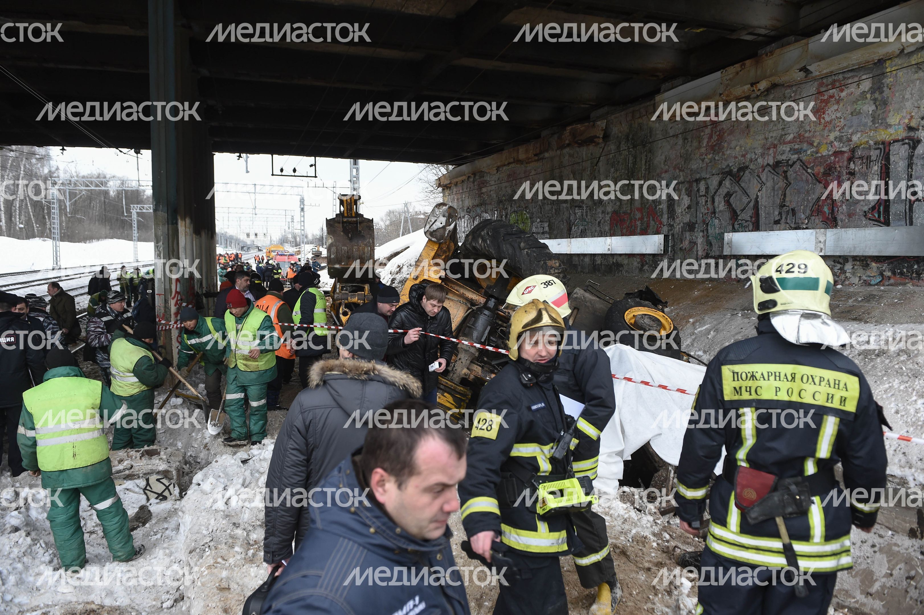 Кадры с места ЧП с трактором и электричкой в Москве, 14.03.2018