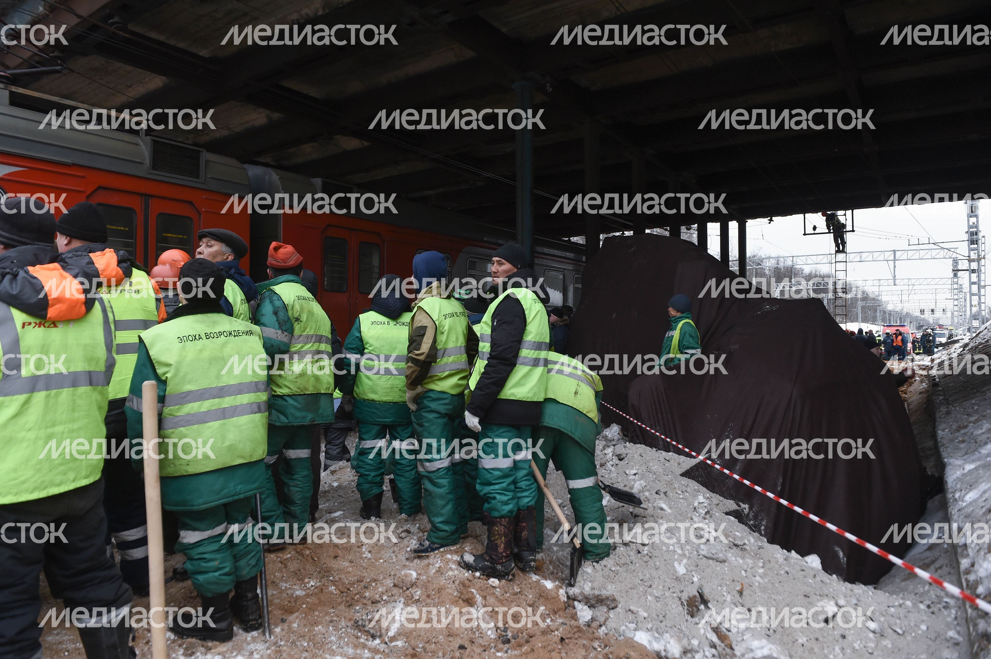 Кадры с места ЧП с трактором и электричкой в Москве, 14.03.2018